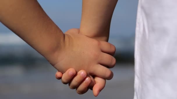 Близько Дітей Міцно Тримаються Руки Діти Тримають Руки Березі Моря — стокове відео