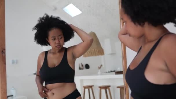 Чорна Жінка Перед Дзеркалом Засмучена Через Свою Надмірну Вагу Ожиріння — стокове відео