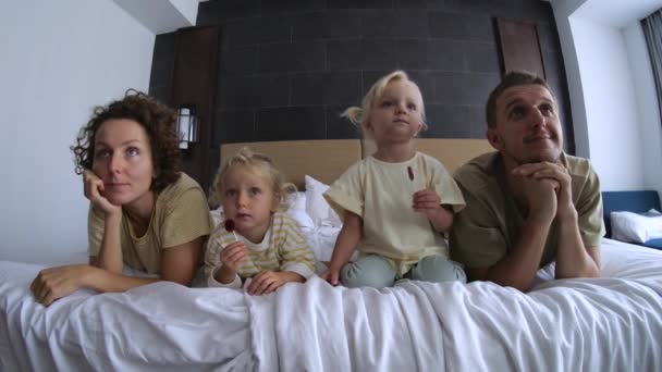 Família Com Filhas Estão Assistindo Televisão Filme Casa Deitado Cama — Vídeo de Stock