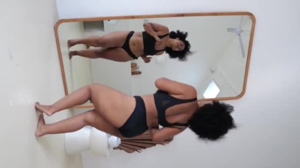 プラスサイズの黒多民族ボディ正の女性が鏡の前で踊ります あなたの体の幸福の人生の楽しみ あなた自身であることの喜び 多様な体の形 性別の正規化 — ストック動画