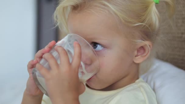 Primer Plano Cara Las Niñas Niña Bebe Agua Del Vaso — Vídeo de stock