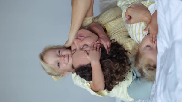 Милая Белая Семья Двумя Дочерьми Молодой Любящей Матерью Молодая Привлекательная — стоковое видео