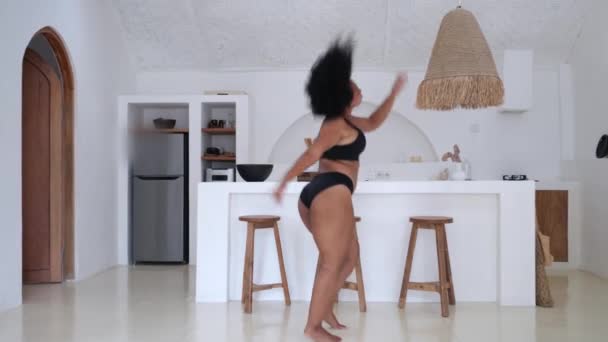 Mujer Milenaria Multirracial Bailando Casa Divirtiéndose Celebrando Con Divertidos Movimientos — Vídeos de Stock