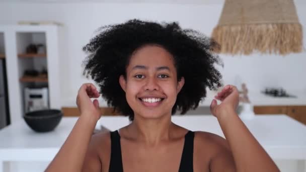 Nahaufnahme Des Gesichts Einer Schwarzen Glücklichen Brünetten Frau Mit Locken — Stockvideo