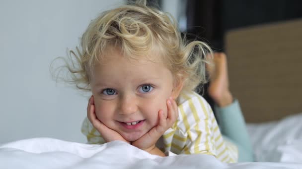 Κοντινό Πλάνο Του Χαριτωμένου Όμορφου Γαλανομάτη Ξανθού Μικρού Κοριτσιού Στο — Αρχείο Βίντεο