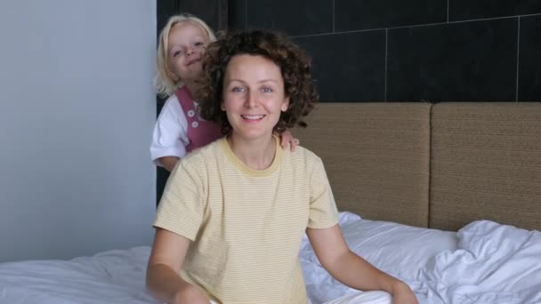 Маленька Блондинка Міцно Обіймає Свою Кавказьку Маму Ззаду Шию Теплі — стокове відео