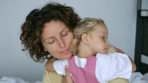 Mulher Carinhosa Abraça Sua Menina Melancólica Triste Acalmando Embalando Nos — Vídeo de Stock