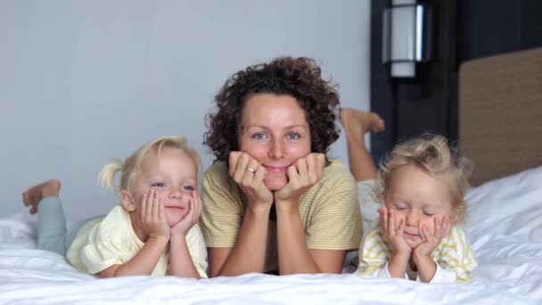 Mutter Und Kinder Liegen Auf Dem Bett Auf Dem Bauch — Stockvideo