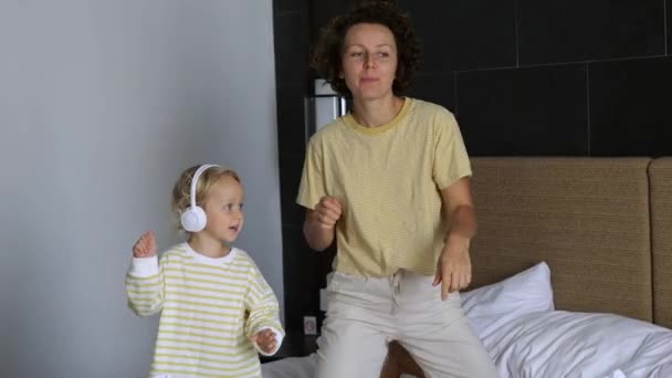 Zeitlupe Mutter Und Tochter Tanzen Auf Dem Bett Rhythmisch Fröhlicher — Stockvideo