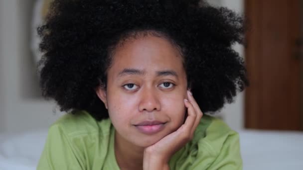 Çok Uluslu Çok Uluslu Kadının Siyah Kıvırcık Saçlı Kameraya Bakışını — Stok video