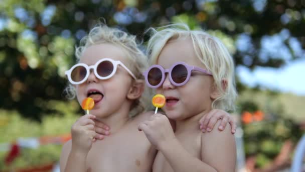 Slow Motion Close Naked Kids Sisters Park Picnic Licking Lollipops — Stock Video