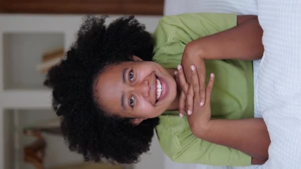 Mujer Multiétnica Buen Humor Feliz Sonríe Ampliamente Mira Cámara Mientras — Vídeo de stock
