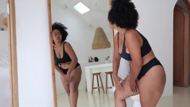 Multietnisk Kvinna Med Olämplig För Skönhet Standard Kroppsform Orolig För — Stockvideo