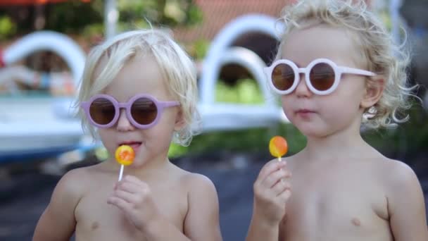 멋지고 원피스를 아이는 맛있는 사탕을 먹는다 애들은 밖에서 사탕을 공원에 — 비디오