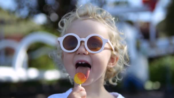 Nahaufnahme Porträt Des Kindes Isst Karamell Süßen Zuckerhaltigen Lutscher Naturpark — Stockvideo