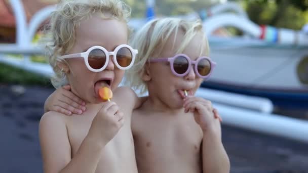 Little Naked Topless Caucasian Girls Hot Summer Weather Eat Sweet — Stock Video