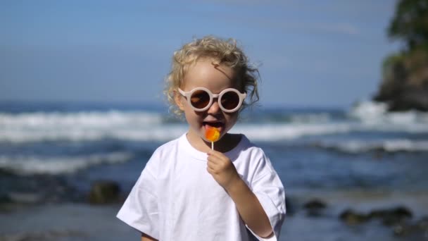 Zeitlupe Porträt Eines Kleinen Mädchens Mit Cooler Hipster Brille Kleine — Stockvideo
