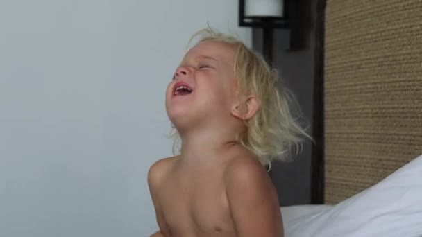 Гола Дитина Кавказької Блондинки Гірко Плаче Сидячи Ліжку Істерія Горе — стокове відео
