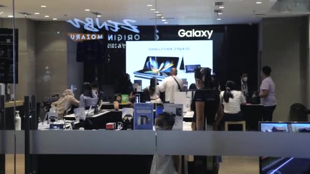 Kalabalık Bir Nalbur Dükkanı Dizüstü Bilgisayarlar Telefonlar Popüler Elektronik Ekipman — Stok video