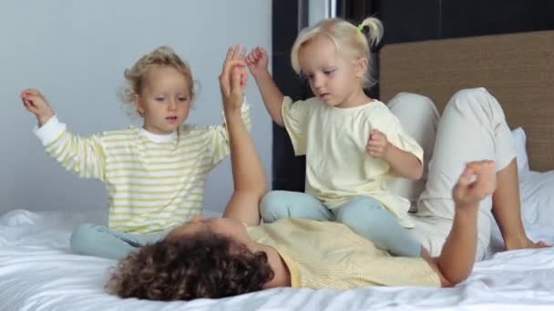 Mom Daughters Bed Funny Dancing Hands Music Having Fun Laughing — Stock Video