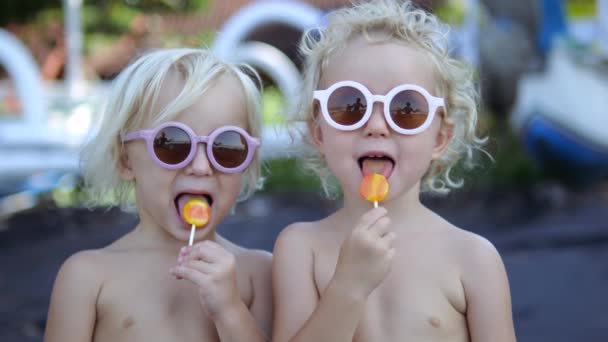 Spowolniony Portret Nagich Białych Blondynek Modnych Hipsterskich Okularach Liżących Cukierkowe — Wideo stockowe