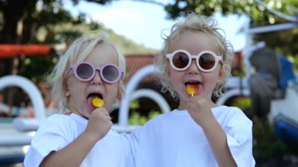 Zwei Blonde Kaukasische Beste Freundinnen Hipster Sonnenbrille Lecken Lutscher Bonbons — Stockvideo