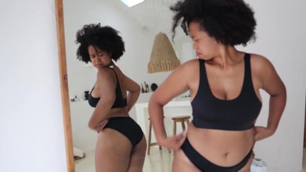 患肥胖症的悲伤的黑人妇女担心自己的外表 很难接受和爱你自己的身体 对自己的外表 肤色不满意 — 图库视频影像