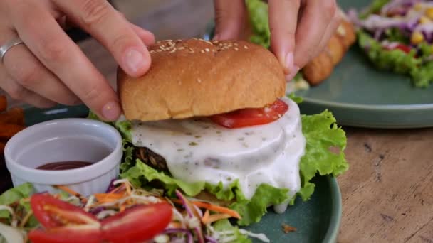 Lidské Ruce Pokrývají Burger Rozpuštěným Sýrem Horním Bochníkem Lahodné Teplé — Stock video