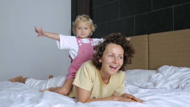 Grappige Gelukkige Moeder Baby Meisje Rust Ontspannen Bed Middag Vrije — Stockvideo