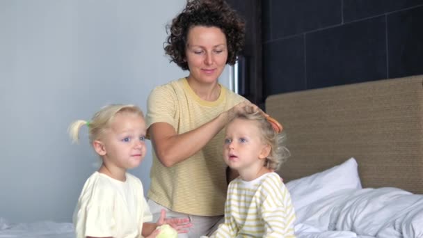 Fürsorgliche Kaukasische Mutter Kämmt Ihren Töchtern Die Haare Während Sie — Stockvideo