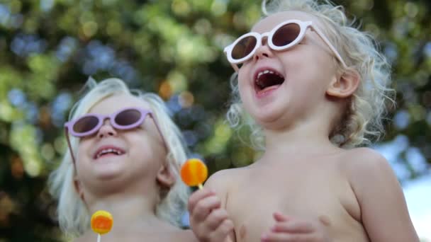 Niski Kąt Dziewcząt Dzieci Korzystających Lato Słoneczna Pogoda Śmiech Zabawy — Wideo stockowe