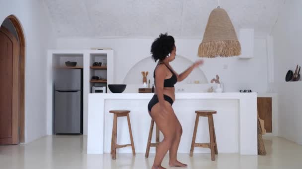 Black Size Woman Good Happy Mood Dancing Kitchen Bright Spacious — Stock Video