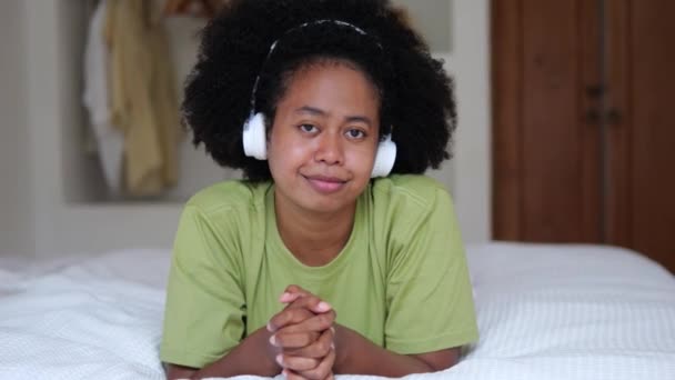 Çok Uluslu Siyahi Hippi Kadın Yüz Üstü Yatar Dizüstü Bilgisayar — Stok video