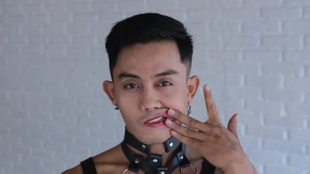 Гомосексуальний Хлопець Маскує Помаду Обличчі Дивлячись Камеру Людина Яка Бінарною — стокове відео