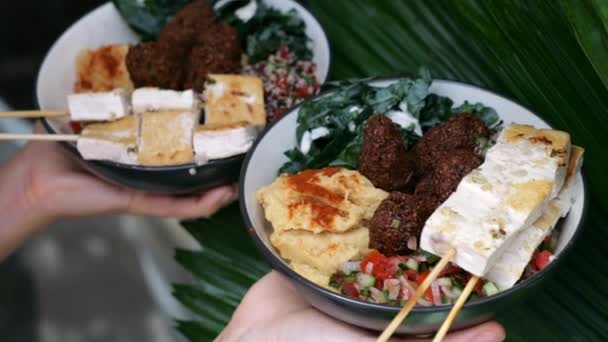 Finom Vegetáriánus Étel Sült Tofuból Falafelből Mellé Egy Adag Quinoa — Stock videók