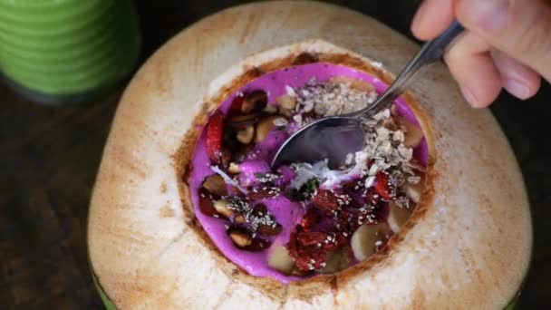 Pyszne Śniadanie Serwowane Świeżych Orzechach Kokosowych Płatkach Owsianych Jagodach Śniadaniowych — Wideo stockowe