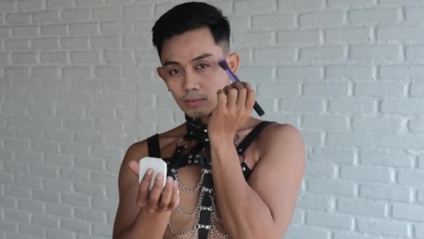 ゲイの男は より多くのさらに肌を与えるために粉末を使用します トランスジェンダーの男性は 女性的な顔に化粧をすることで肌をケアします バイナリでない性格の男性による化粧品の使用 多様性 Lgbt — ストック動画
