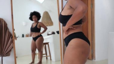 Çeşitli yüz, vücut, ırk, cinsiyet çeşitliliğine sahip modeller. Artı, siyah, polyetik, feminist, vücut pozitifliği olan, iç çamaşırlı, aynanın önünde çekici, sağlıklı vücudunu sergileyen kadın modeli..