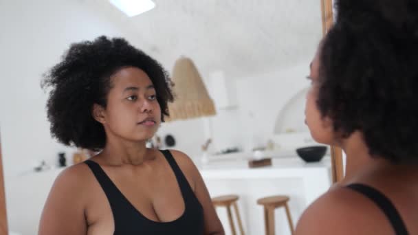 女性迷人的黑人多种族女人在镜子中看着自己的脸 开心地微笑着 享受着自己的外表 对自己 你的魅力 性的积极态度和接受度 — 图库视频影像