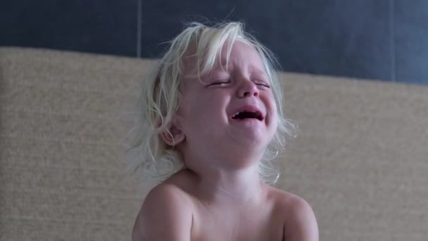 Маленька Сумна Беззахисна Дитина Трясеться Гірко Плаче Від Болю Або — стокове відео