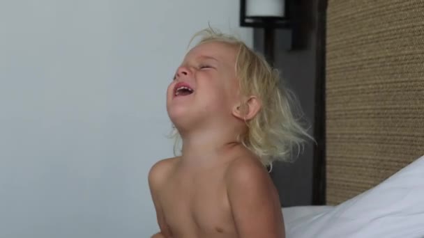 Nahé Malé Bělošské Blonďaté Dítě Hořce Pláče Sedí Posteli Hysterie — Stock video