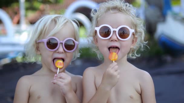Zpomalený Portrét Nahých Bělošských Blondýnek Módních Hipsterských Brýlích Jak Olizují — Stock video
