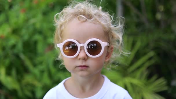 Закріпіть Портрет Маленької Дівчинки Ангельської Зовнішності Кущах Деревах Парку Білоока — стокове відео