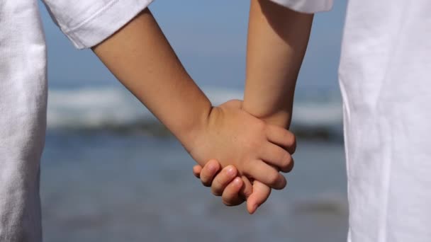 Emocionalmente Calmo Tiros Calmantes Crianças Mãos Costa Mar Duas Crianças — Vídeo de Stock