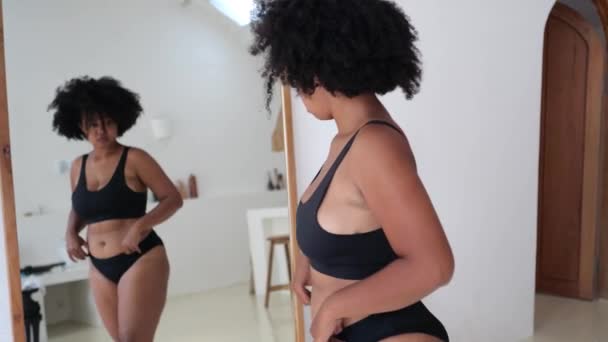 女人照着镜子里的自己 试图接受她的身体 用伸展的痕迹 社会上对待肥胖身体的有毒批评态度 需要规范各种不同的体形 — 图库视频影像