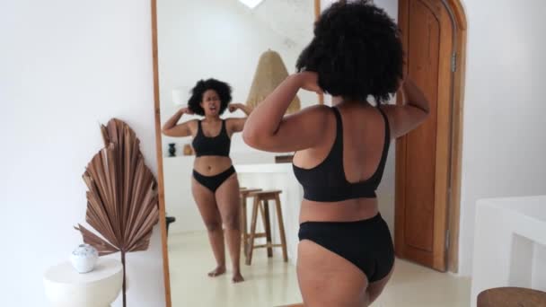 Aantrekkelijke Zwarte Size Vrouw Ondergoed Pronkt Voor Spiegel Bewondering Van — Stockvideo