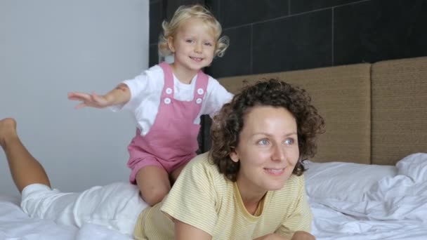 Petite Fille Assise Sur Les Mamans Dos Avec Les Bras — Video