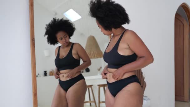 Mulher Preocupada Olha Para Seu Próprio Corpo Insatisfeita Com Gordura — Vídeo de Stock