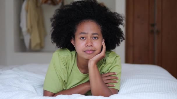 Σγουρά Ελκυστική Μαύρη Αφροαμερικανή Έφηβη Ξαπλώνει Στο Κρεβάτι Μπρούμυτα Και — Αρχείο Βίντεο