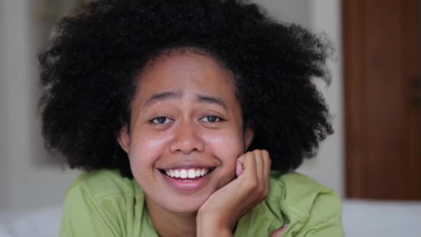 Alegre Alegre Mujer Negra Ríe Sonríe Con Cabeza Apoyada Palma — Vídeo de stock